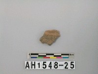 藏品(淺褐色夾砂陶片)的圖片